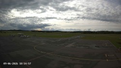 Pojezdová dráha C, benzinová stanice, runway
