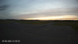 Pojezdová dráha C, benzinová stanice, runway