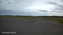Pojezdová dráha C, benzinová stanice, runway