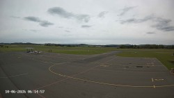 Pojezdová dráha C, benzinová stanice, runway