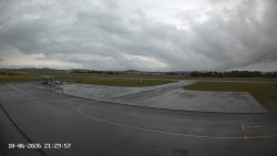 Pojezdová dráha C, benzinová stanice, runway