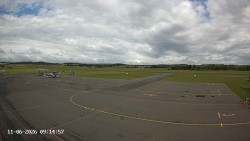 Pojezdová dráha C, benzinová stanice, runway