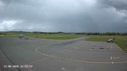 Pojezdová dráha C, benzinová stanice, runway
