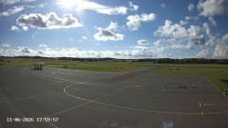 Pojezdová dráha C, benzinová stanice, runway