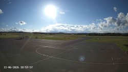 Pojezdová dráha C, benzinová stanice, runway