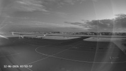 Pojezdová dráha C, benzinová stanice, runway