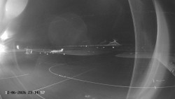 Pojezdová dráha C, benzinová stanice, runway