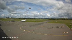 Pojezdová dráha C, benzinová stanice, runway