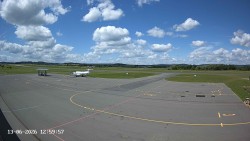 Pojezdová dráha C, benzinová stanice, runway