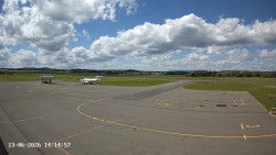 Pojezdová dráha C, benzinová stanice, runway