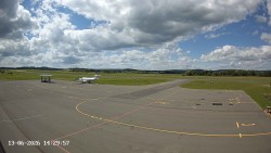Pojezdová dráha C, benzinová stanice, runway