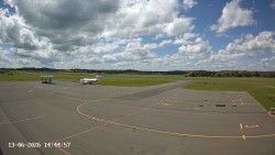 Pojezdová dráha C, benzinová stanice, runway