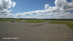 Pojezdová dráha C, benzinová stanice, runway