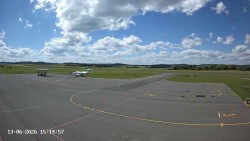 Pojezdová dráha C, benzinová stanice, runway