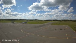 Pojezdová dráha C, benzinová stanice, runway
