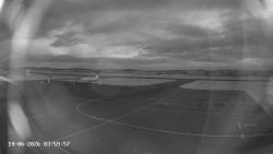 Pojezdová dráha C, benzinová stanice, runway