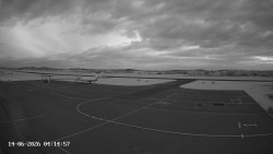 Pojezdová dráha C, benzinová stanice, runway