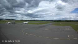 Pojezdová dráha C, benzinová stanice, runway