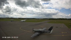 Pojezdová dráha C, benzinová stanice, runway