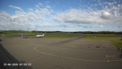 Pojezdová dráha C, benzinová stanice, runway