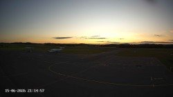 Pojezdová dráha C, benzinová stanice, runway