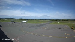Pojezdová dráha C, benzinová stanice, runway