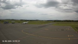 Pojezdová dráha C, benzinová stanice, runway