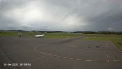 Pojezdová dráha C, benzinová stanice, runway