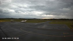 Pojezdová dráha C, benzinová stanice, runway