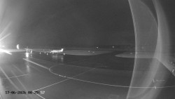 Pojezdová dráha C, benzinová stanice, runway