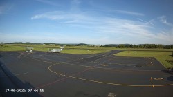 Pojezdová dráha C, benzinová stanice, runway