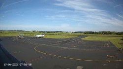 Pojezdová dráha C, benzinová stanice, runway