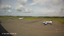 Pojezdová dráha C, benzinová stanice, runway