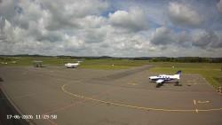 Pojezdová dráha C, benzinová stanice, runway
