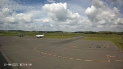 Pojezdová dráha C, benzinová stanice, runway