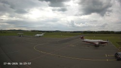 Pojezdová dráha C, benzinová stanice, runway