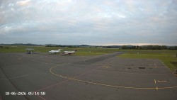Pojezdová dráha C, benzinová stanice, runway