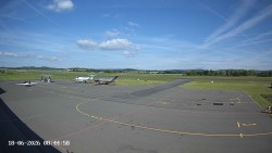 Pojezdová dráha C, benzinová stanice, runway