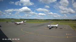 Pojezdová dráha C, benzinová stanice, runway