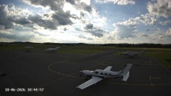 Pojezdová dráha C, benzinová stanice, runway