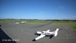 Pojezdová dráha C, benzinová stanice, runway