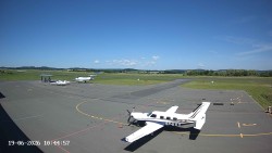 Pojezdová dráha C, benzinová stanice, runway