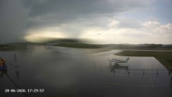 Pojezdová dráha C, benzinová stanice, runway