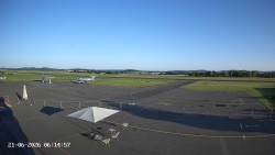 Pojezdová dráha C, benzinová stanice, runway