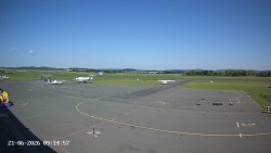 Pojezdová dráha C, benzinová stanice, runway