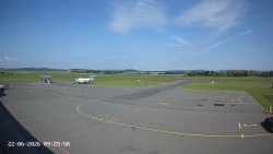 Pojezdová dráha C, benzinová stanice, runway