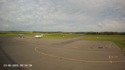 Pojezdová dráha C, benzinová stanice, runway
