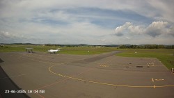 Pojezdová dráha C, benzinová stanice, runway
