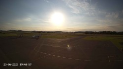 Pojezdová dráha C, benzinová stanice, runway