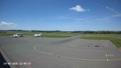 Pojezdová dráha C, benzinová stanice, runway